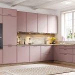 Jak wprowadzić kolor różowy do kuchni i z czym go łączy?